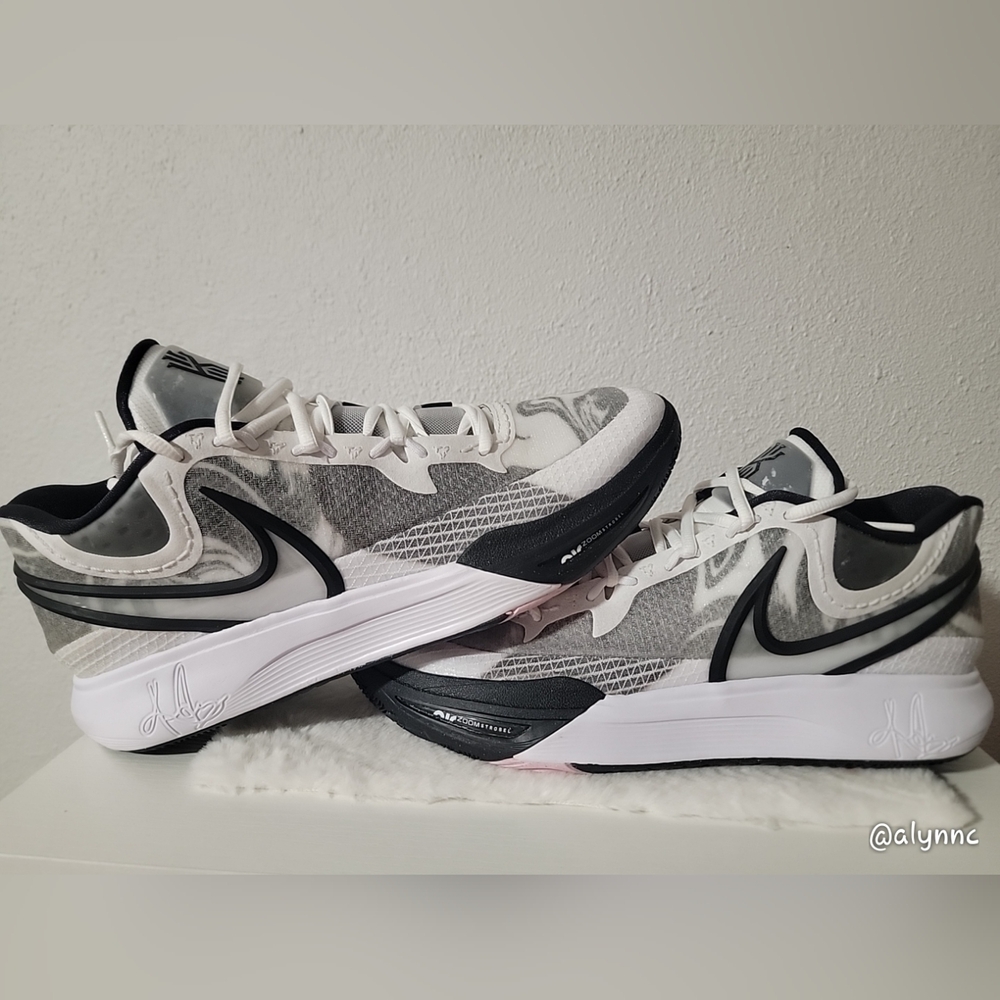 Nike Men's Black and White Athletic Shoes